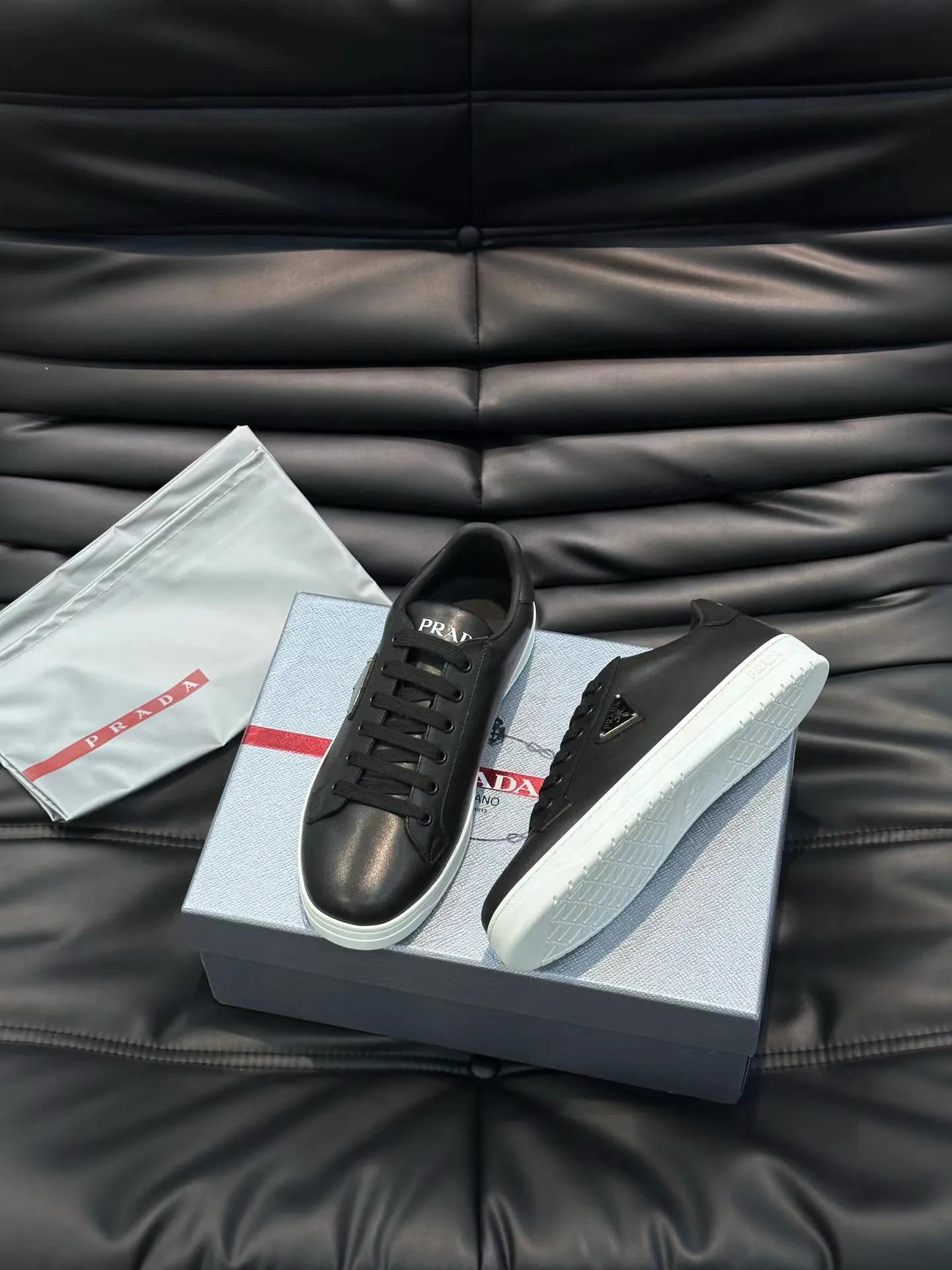 Factory price: 380💰Prada new men's leather sports shoes, the highest version on the market, any comparison is welcome🆚! The original leather has excellent texture and is super high-end! Fetal sheep net lining imported from Italy, removable pad! Luxurious materials and fine workmanship, highly recommended! Code number: 38-44, customized 45